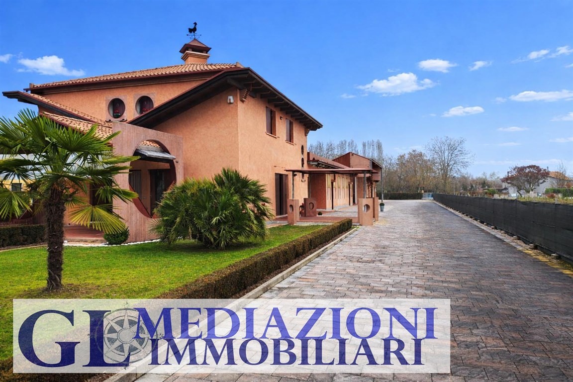 Villa con magazzini a Noale Rif. GL1606